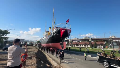 bandirma vapuru karadan yurutulerek yeni yerine tasindi mehter marsi ile karsilandi