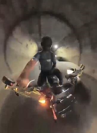 cankurtaran tuneli icinde tehlikeli anlar serit ihlali yapan otomobilin motosiklete temasi kamerada WLEBQCqQ