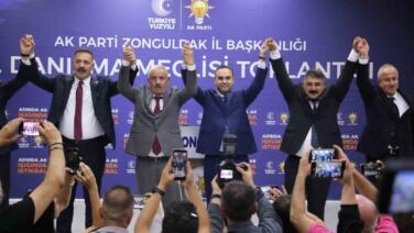 chpden istifa eden iki meclis uyesi ak partiye gecti rozetleri bakan kacir takti DMLL9Prx