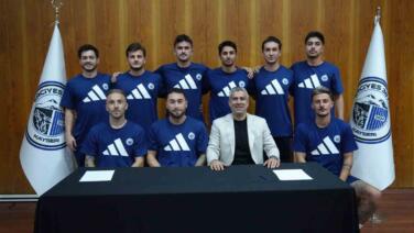 erciyes 38 fkdan bolu kampinda 11 yeni transferi icin imza toreni TNgtLWJ8