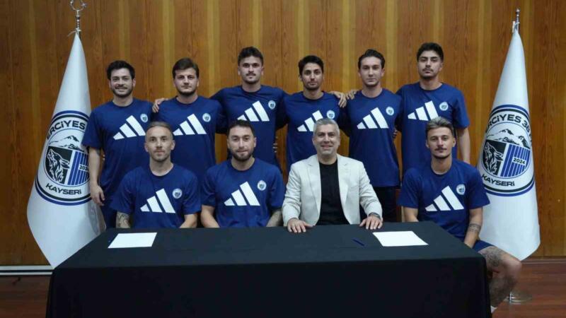 erciyes 38 fkdan bolu kampinda 11 yeni transferi icin imza toreni TNgtLWJ8