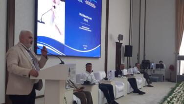 ilahiyat fakultesi dekan yardimcisi doc dr ertas uluslararasi islam medeniyeti forumunda beunu basariyla UEmvFvgr
