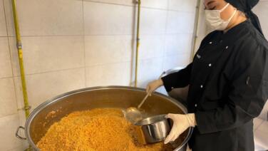 karabuk belediyesinden her gun 430 kisiye sicak yemek destegi BaN6EphY