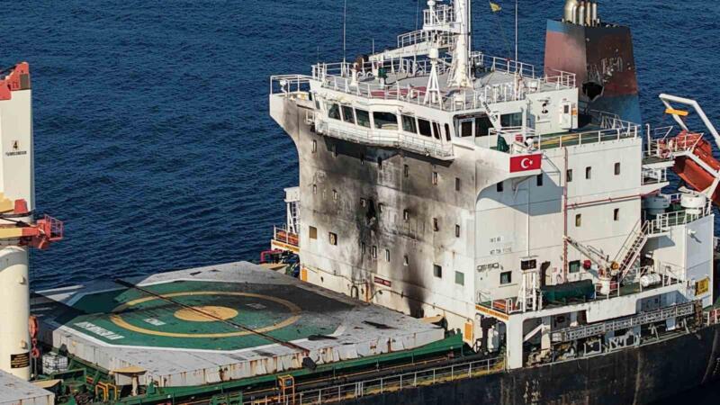 karadenizde dron saldirisina ugrayan gemi trabzon limanina geldi 8m3KEZI3