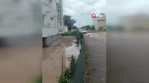 kastamonu valiligi 150den fazla ev is yeri ve depoyu su basmis bazi tasitlar su XZEze32M