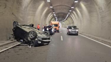 kontrolden cikan otomobil tunelde metrelerce takla atti 2 yarali gcLbCTQJ