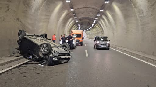 kontrolden cikan otomobil tunelde metrelerce takla atti 2 yarali gcLbCTQJ