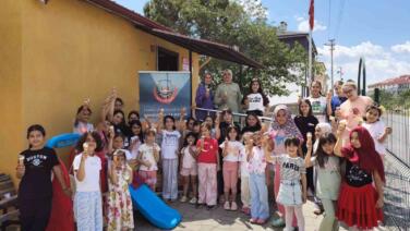 kuran kursunda egitim goren cocuklara dondurma ikrami rX4ts86S