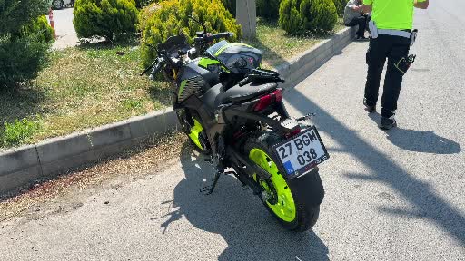 motosiklet ile elektrikli motosiklet carpisti 1 yarali 8hMpM2NJ