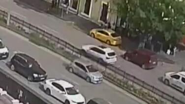 onune cikan hafif ticari aractan kacarken refuju asip karsi seride savruldu YdAwIIKY