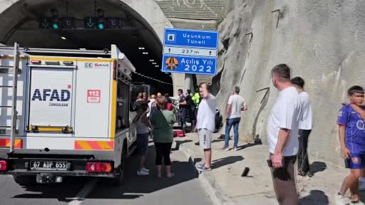 otomobil tunel girisindeki tabelaya ok gibi saplandi nKZzeA4b