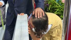 sehitlikte duygusal anlar minik elif hic gormedigi dayisinin mezarini defalarca optu ZDfSBqFf