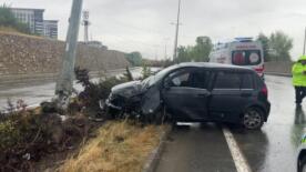 su birikintisine kapilan arac refujde aydinlatma diregine carpti 3 yarali HA1V5JXe