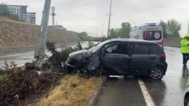su birikintisine kapilan arac refujde aydinlatma diregine carpti 3 yarali HA1V5JXe