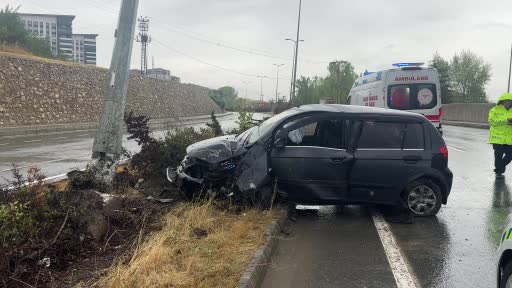 su birikintisine kapilan arac refujde aydinlatma diregine carpti 3 yarali HA1V5JXe