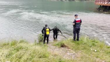 uzungole dusen cantayi kurtarmak icin suya atlayan 2 arap turistten 1i kurtuldu birisi kayip EfkVjYbX