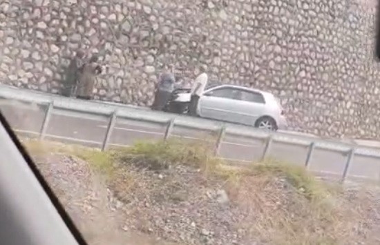 zonguldakta bariyere carpan otomobildeki yolcu yaralandi