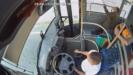 belediye otobusunde fenalasan yolcuyu mudahale anlari kameralara yansidi YfCFMwwN