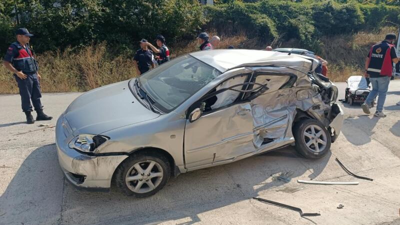 boluda kamyon ile otomobil carpisti 3 yarali BuxcTM2J