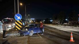 boluda kirmizi isikta gecen otomobil kamyonla carpisti 8vEy9GaA