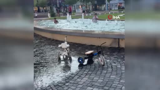 boluda tehlikeli serinlik yasaga ve elektrik akimina aldiris etmeden sus havuzunda yuzduler GmzdP7d9