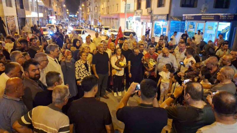 dunya sampiyonu olan genc guresci ozdenura yasadigi ilcede coskulu karsilama CXjLcNT2