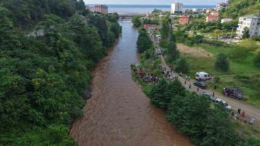 giresunda sel sularina kapilan anne ile kizini arama calismalari havadan goruntulendi kkYw6xOK