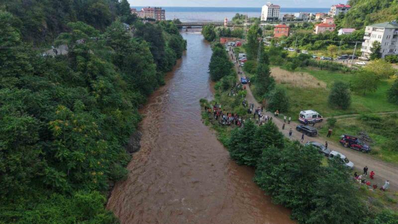 giresunda sel sularina kapilan anne ile kizini arama calismalari havadan goruntulendi kkYw6xOK
