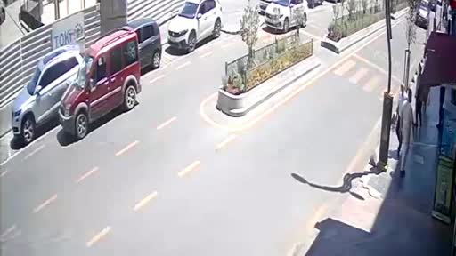 hafif ticari aracin yayaya carptigi anlar kamerada SRjzlj2u