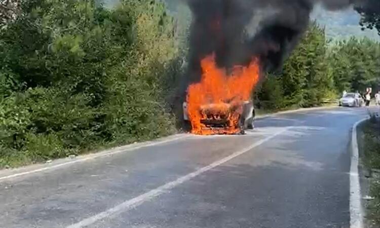 inkumu yolunda otomobil alevlere teslim oldu JPNUDTZ7