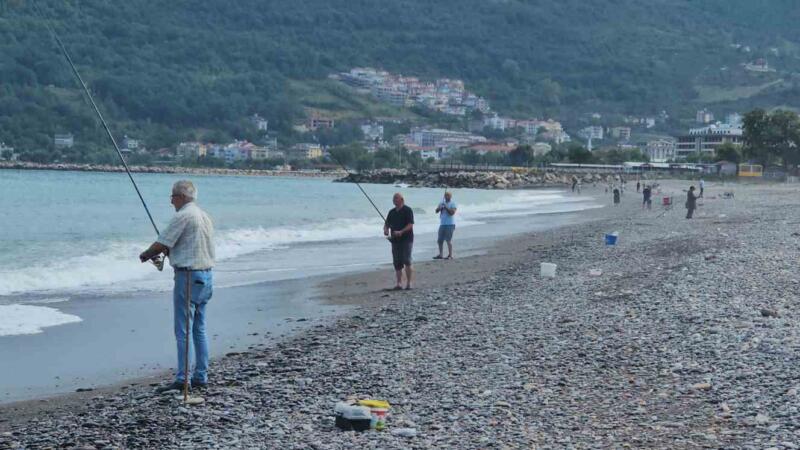 karadenizde balik bollugu yasaniyor oltasini kapan deniz kenarina kostu LvcCSeW1