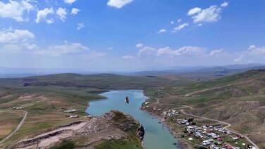 kartal ile avladigi yilanin gokyuzunde suzuldugu anlar dron kamerasinda 6j83F7aI