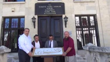 kastamonu memleket kutuphanesinin kirilan kitabesi yeniden yazildi rZnv2h16