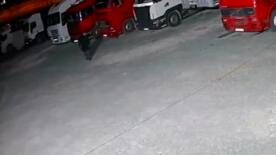 maskeli saldirgan beyzbol sopasiyla kooperatifin pencerelerini kirip kacti YQEFcLIj