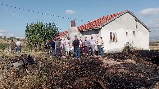 ocakliktan cikan kivilcimlar otluk alanda yangina neden oldu