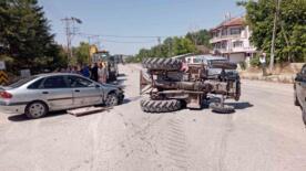 otomobilin carptigi traktor yan yatti y7IM9Fv4
