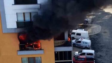 rizede 10 katli apartmanin 4 katinda cikan yangin korkuttu QgNfLGMp