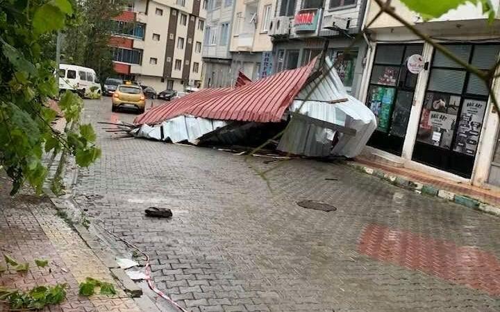 savsatta firtinada ucan cati aracin uzerine dustu wLUpG6rJ
