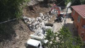 selde zarar goren koy yollari kilometrelerce uzaktan tasinan kaya ve taslarla onariliyor MKZfu99v