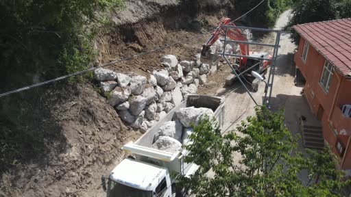 selde zarar goren koy yollari kilometrelerce uzaktan tasinan kaya ve taslarla onariliyor MKZfu99v