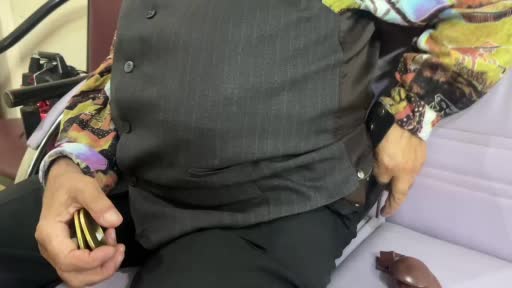 71 yasinda genclere tas cikartiyor renkli simasi ve zilleriyle dugunleri senlendiriyor lmW6qEQO