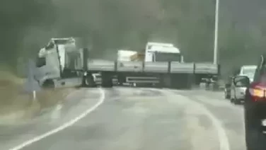 Kontrolden çıkan tır kara yolunu trafiğe kapattı AW788287 01
