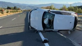 Takla atan otomobilin surucusu yaralandi