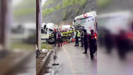 bartin karabuk yolunda tir ile minibus carpisti 1 olu 11 yarali B5fAMjK5