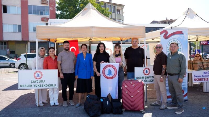 beun ailesi yeni ogrencilerini terminallerde karsiladi AKBlllcA