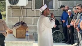 bir babanin en zor sinavi kazada olen bebeginin tabutunu boyle tasidi hWVivcHs