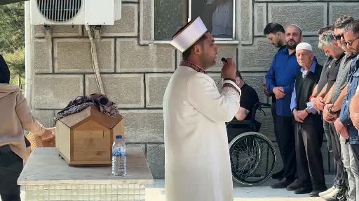 bir babanin en zor sinavi kazada olen bebeginin tabutunu boyle tasidi hWVivcHs