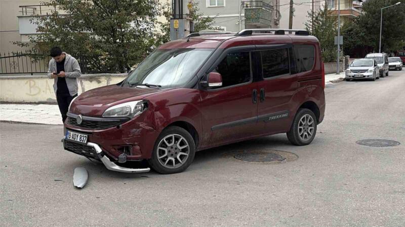 corumda hafif ticari arac ile elektrikli motosiklet carpisti 1i cocuk 2 yarali ZgMjm8NR