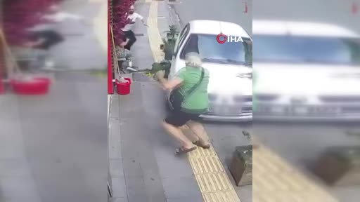el freni unutulan otomobil kaldirima cikti yaya ezilmekten son anda kurtuldu b3dPdaH8