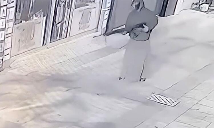 etek giyip is yeri kursunladilar polis ekiplerinden kacamadilar Oy11ZTMs
